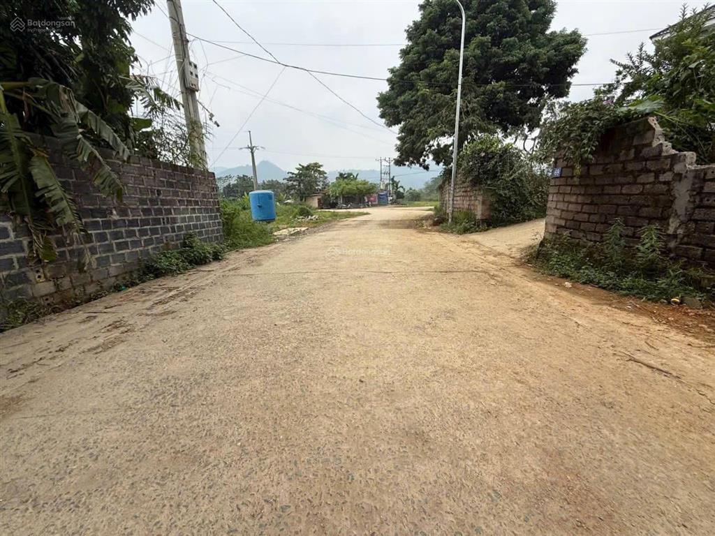 Chủ cắt bán 400m trục chính thôn luồng yên trung thạch thất. kinh doanh buôn bán tốt.  0979 534 ***