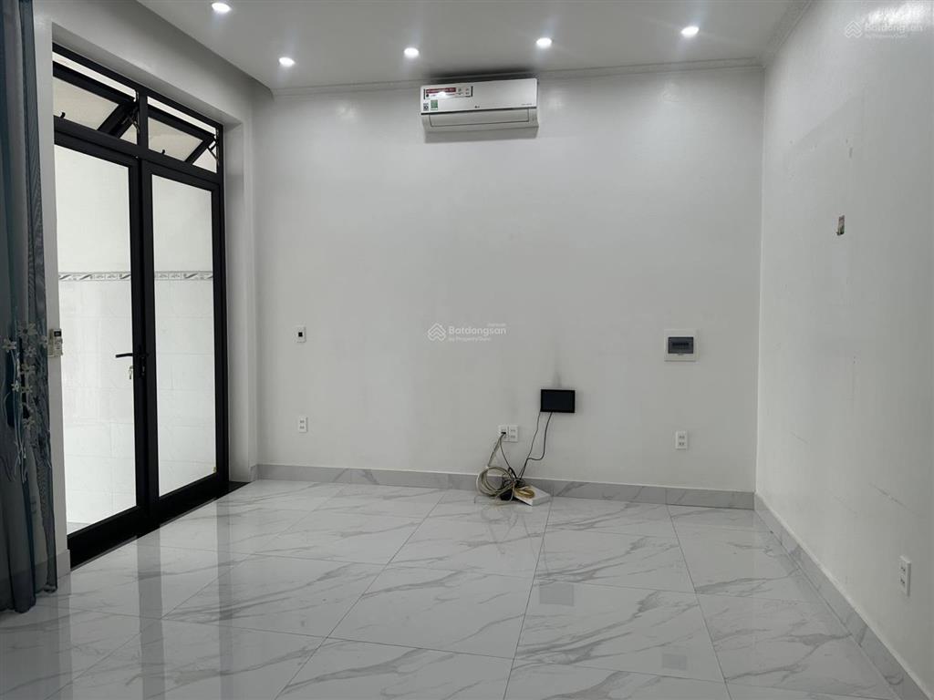 Nhà mặt chợ lương quán mặt tiền rộng chỉ 5,4 tỷ