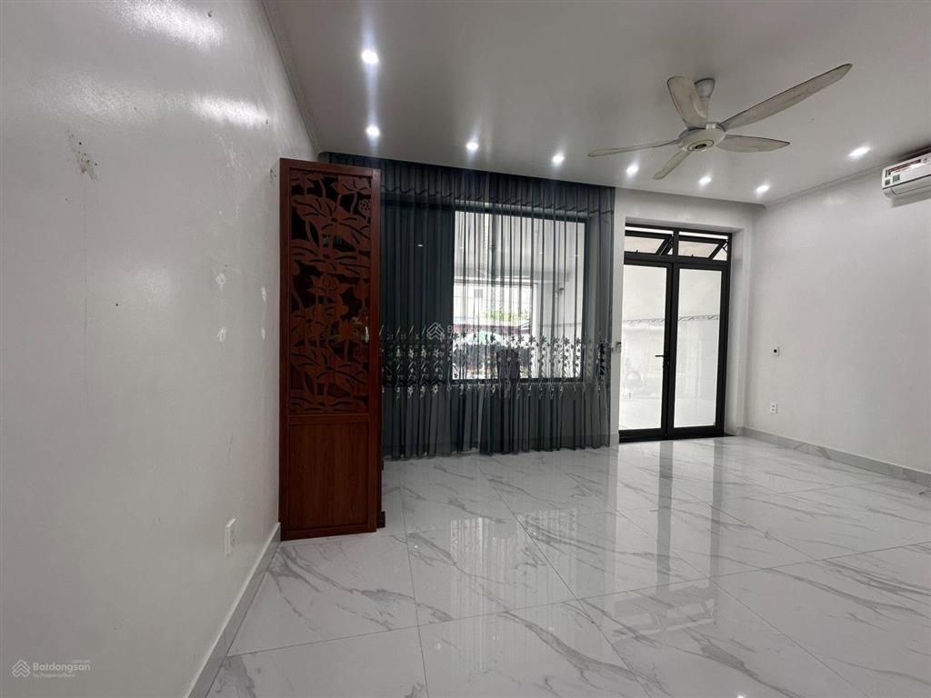 Nhà mặt chợ lương quán mặt tiền rộng chỉ 5,4 tỷ