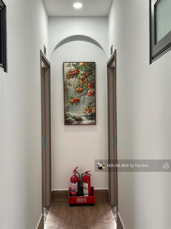 Tòa nhà 4 tầng có tháng máy .ngang 8m đang cho thuê 60tr /1th giá bán 13.6 tỷ sổ hồng riêng.