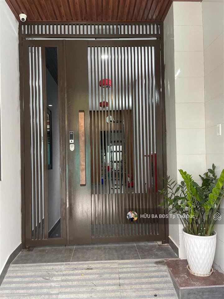 Tòa nhà căn hộ dịch vụ 16 phòng 4 tầng có thang máy ngang 8m đang thu nhập 60tr /1th