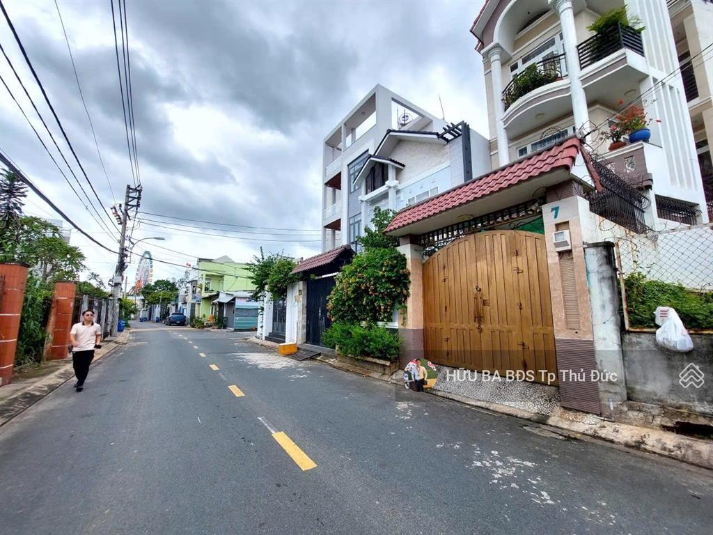 Bán mặt tiền 10m x 20m nhà tách được 2 lô nhà nằm mặt tiền đường phân được 2 lô sổ vuông đẹp