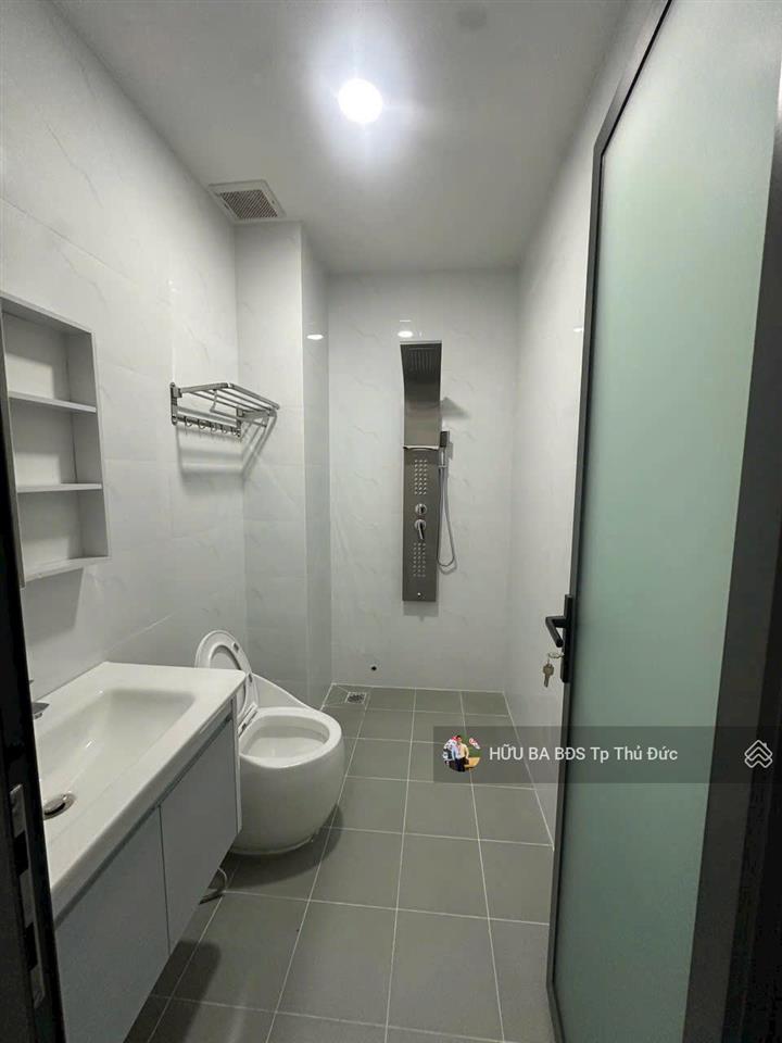 Nhà 3 tầng 4 phòng ngủ, 4 wc, nhà đã hoàn công, nhà ngay chợ long trường
