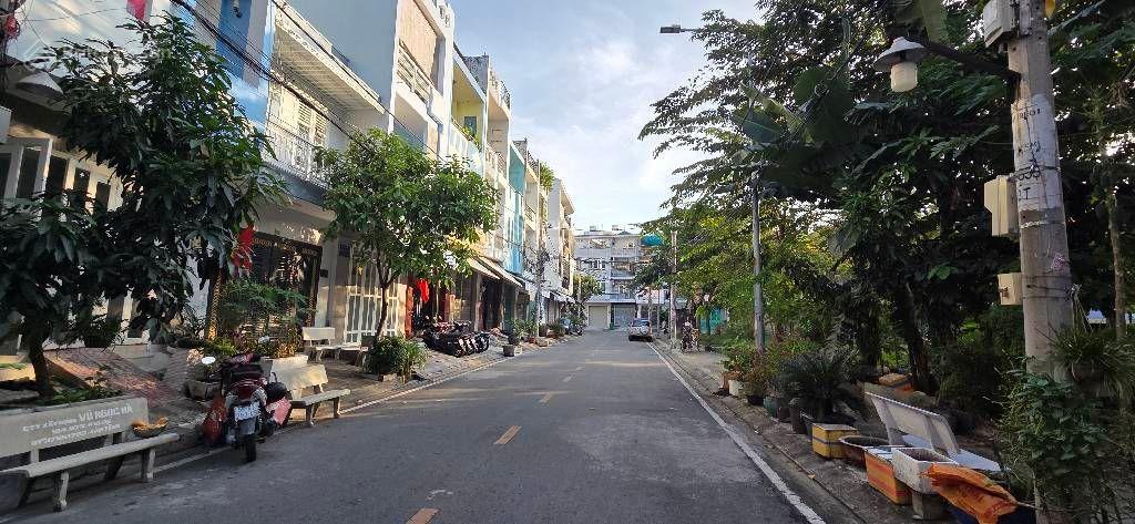 Nhà 4 tầng, mặt tiền khu dân cư bình phú, 48m2 chỉ 7 tỷ99