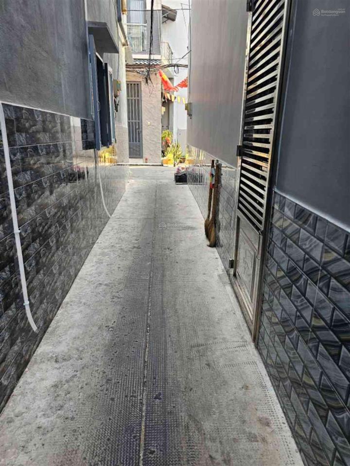Chỉ 1 tỷ 99  nhà 2 tầng  18m2 ngay bà hom, quận 6, gần vòng xoay phú lâm