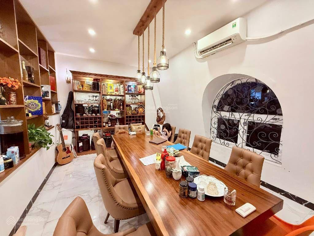 Chuyển công tác cần bán biệt thự sang trọng hiện đại full nội thất