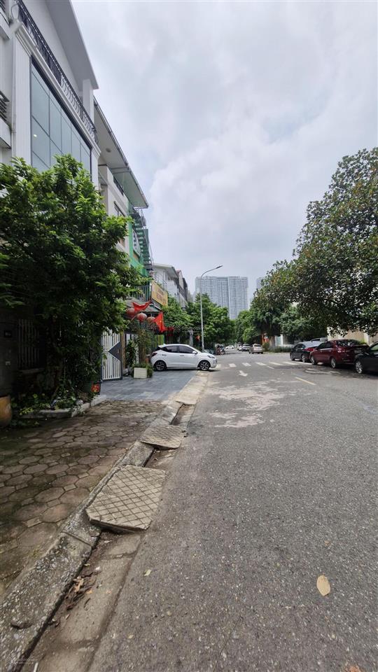 Chuyển công tác cần bán biệt thự sang trọng hiện đại full nội thất