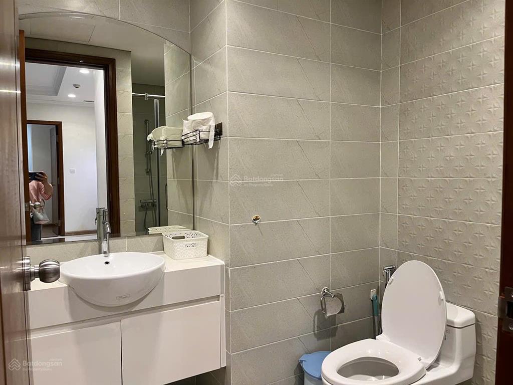 Mình cần cho thuê gấp 2pn diện tích lớn 80m2, giá chỉ 23 tr/tháng tại vinhomes central park