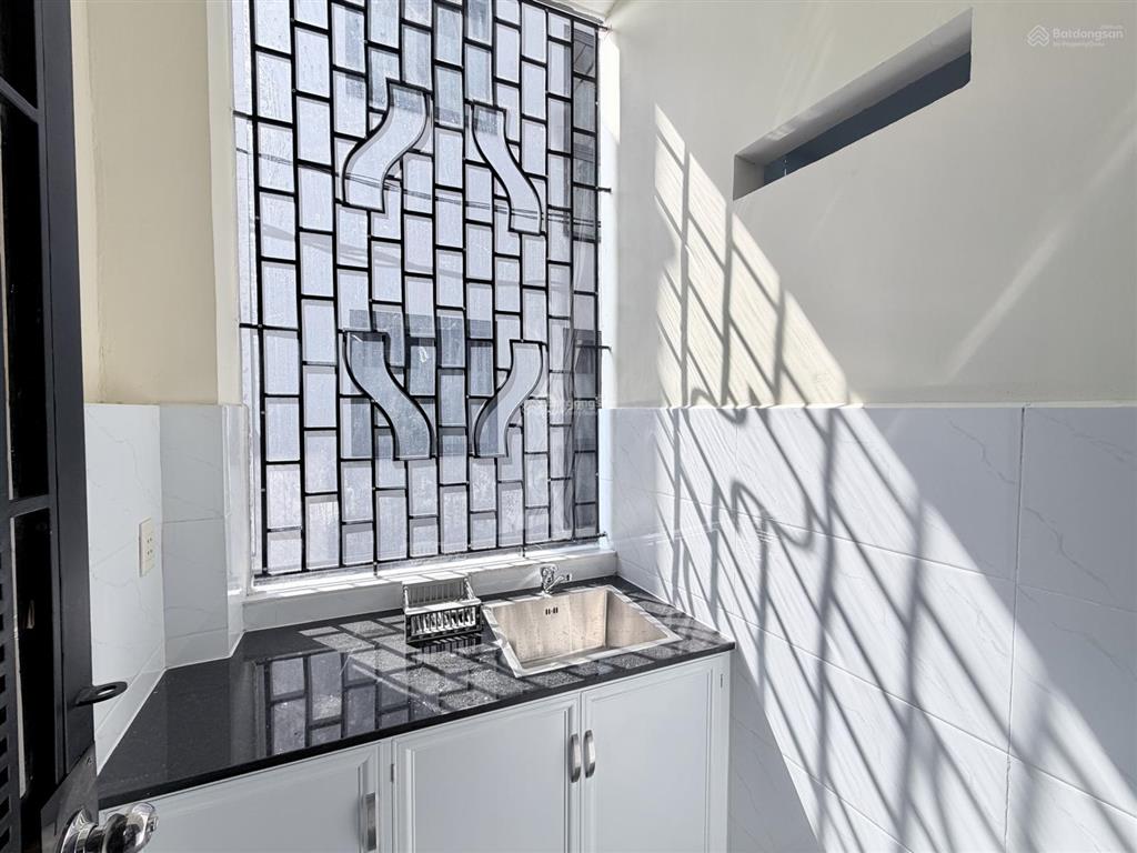 Căn hộ tách bếp có cửa sổ to thoáng mới 100% fullnt ngay công viên phú nhuận