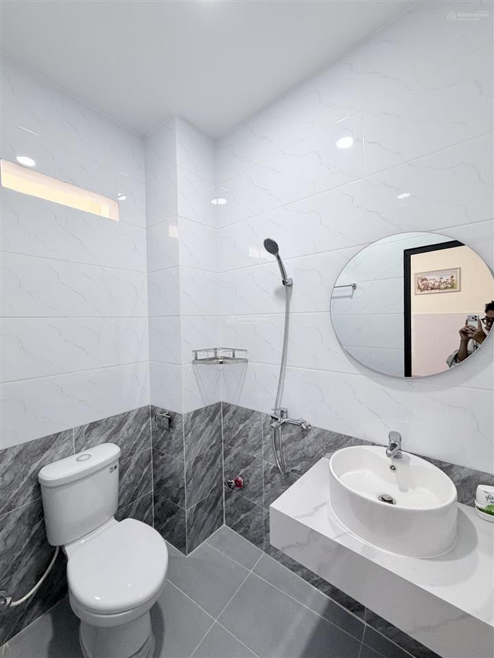 Căn hộ tách bếp có cửa sổ to thoáng mới 100% fullnt ngay công viên phú nhuận