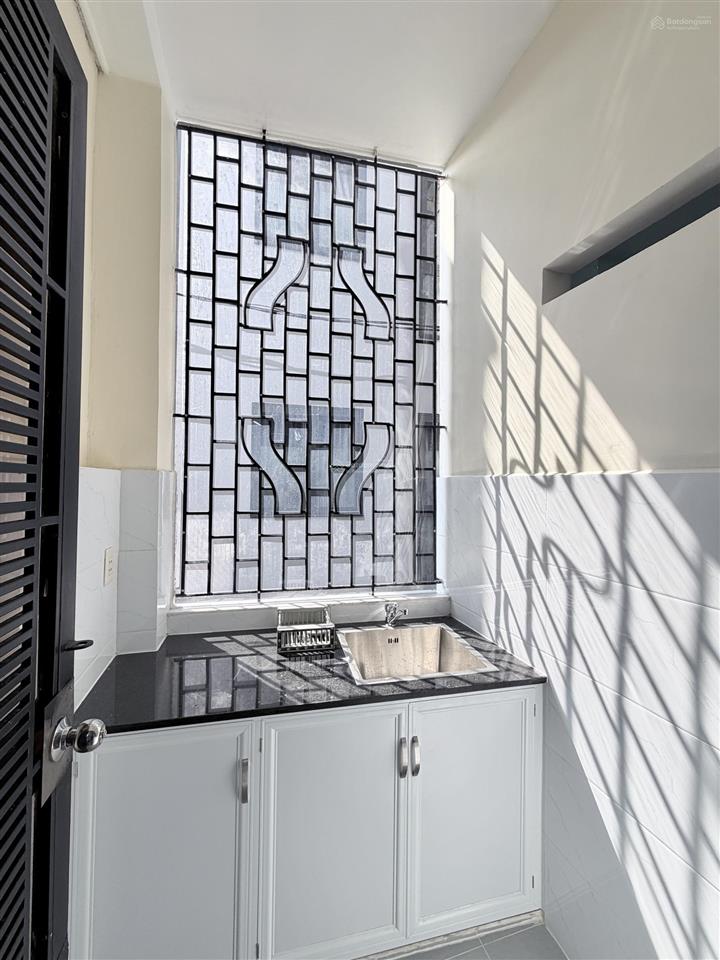 Căn hộ tách bếp có cửa sổ to thoáng mới 100% fullnt ngay công viên phú nhuận