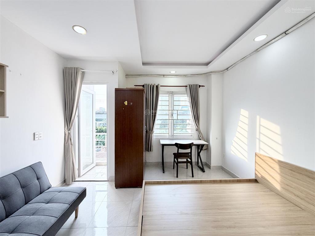Phòng ban công  cửa sổ mới 100% full nt có thang máy gần ngay landmark, kế bên metro