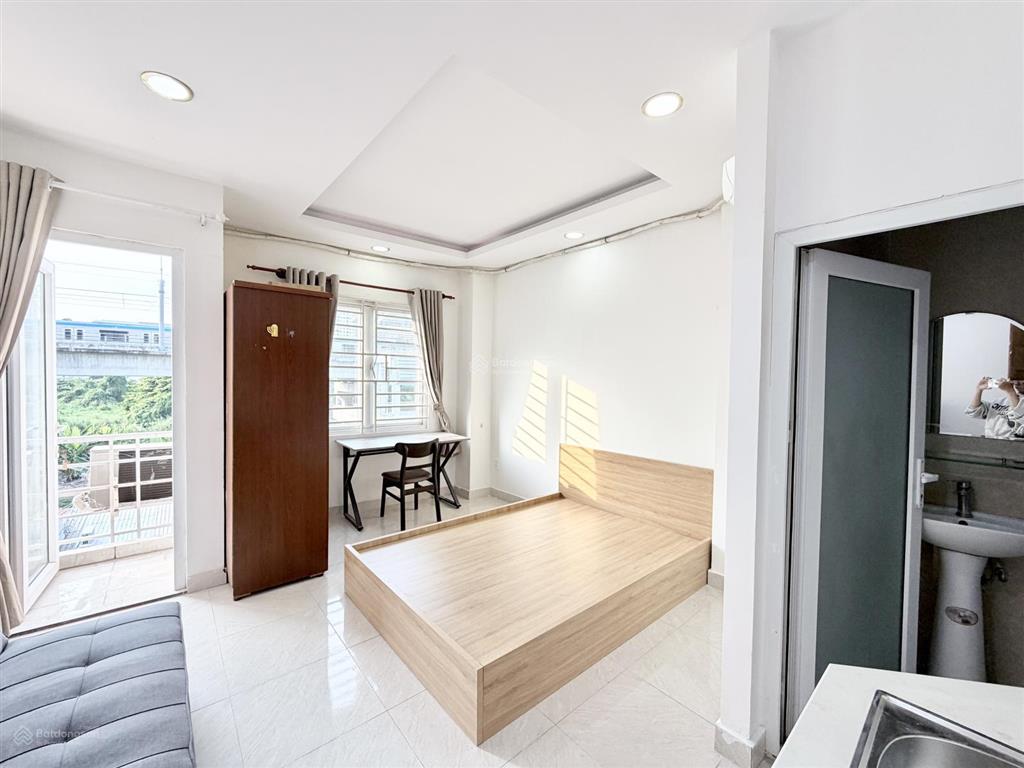 Phòng ban công  cửa sổ mới 100% full nt có thang máy gần ngay landmark, kế bên metro