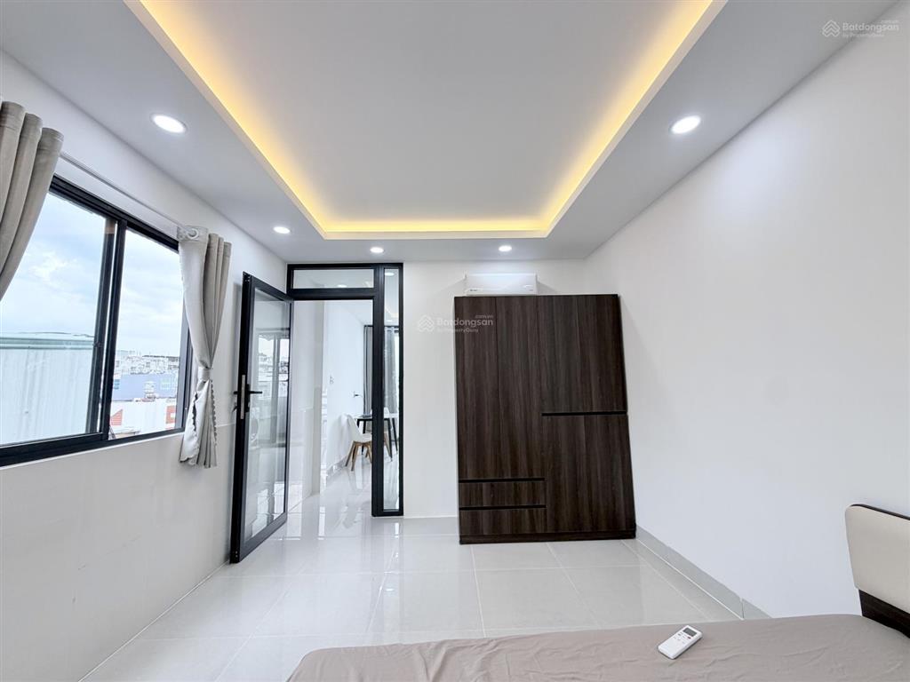Căn hộ mới 100% 1pn ban công tách bếp full nt có hầm xe, thang máy rộng 50m2