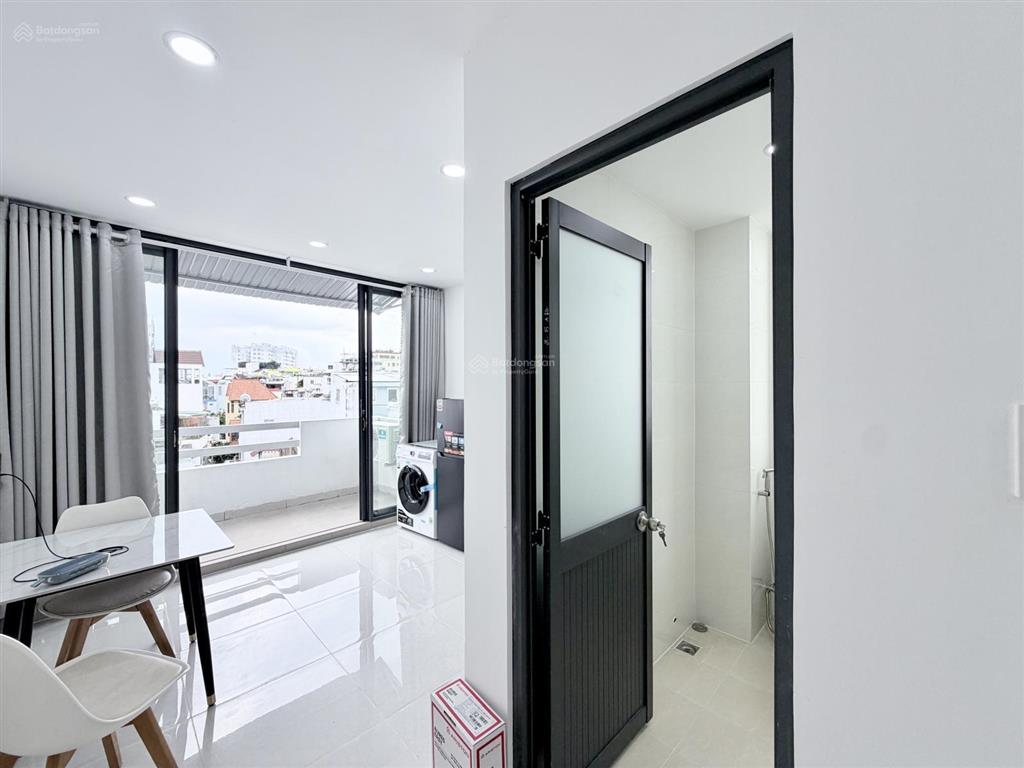 Căn hộ mới 100% 1pn ban công tách bếp full nt có hầm xe, thang máy rộng 50m2