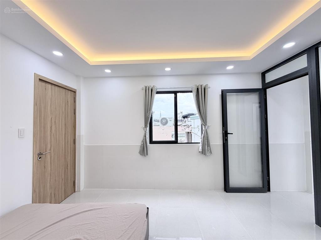 Căn hộ mới 100% 1pn ban công tách bếp full nt có hầm xe, thang máy rộng 50m2