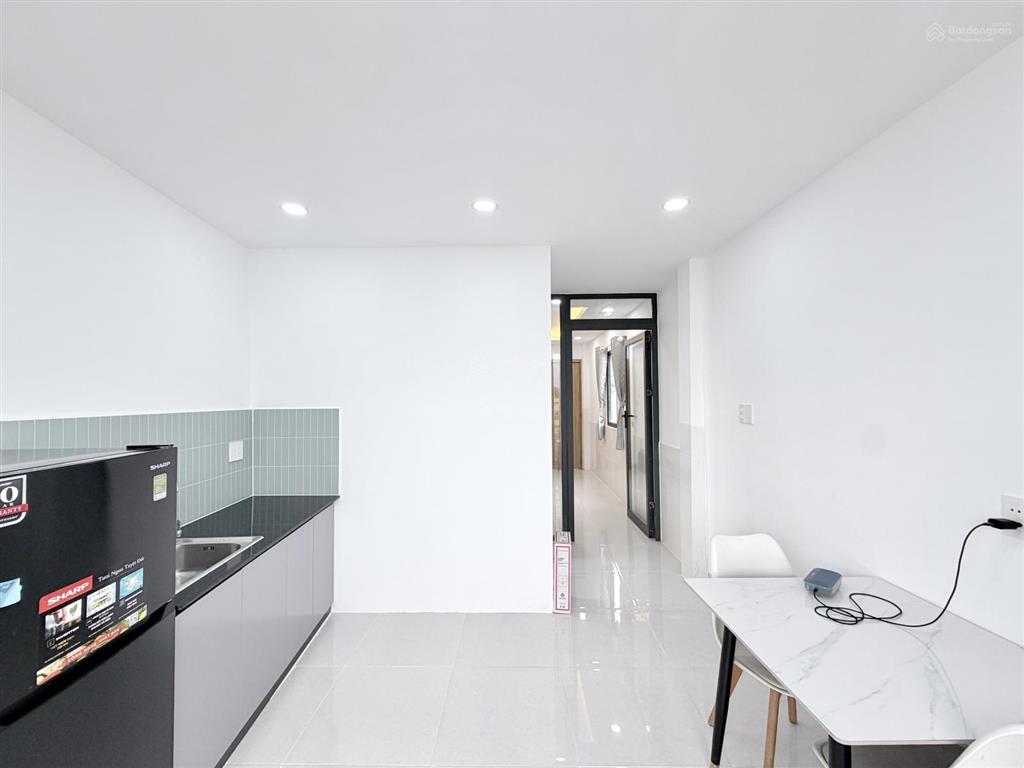 Căn hộ mới 100% 1pn ban công tách bếp full nt có hầm xe, thang máy rộng 50m2