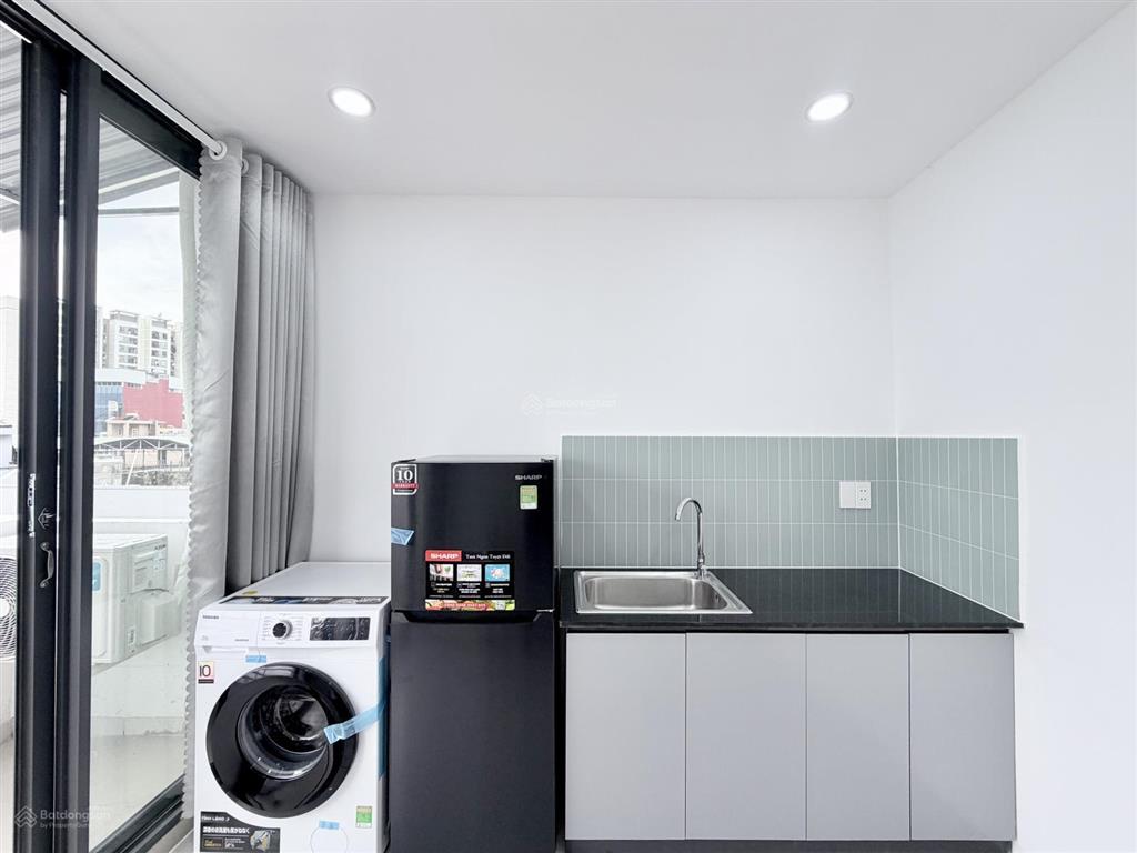 Căn hộ mới 100% 1pn ban công tách bếp full nt có hầm xe, thang máy rộng 50m2
