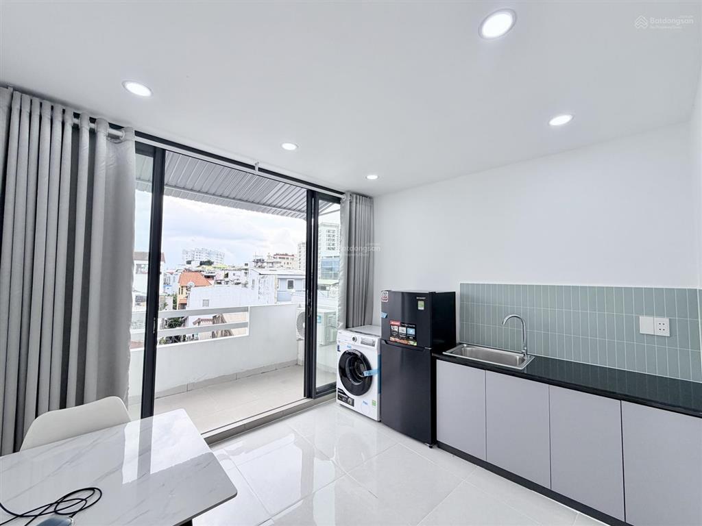 Căn hộ mới 100% 1pn ban công tách bếp full nt có hầm xe, thang máy rộng 50m2