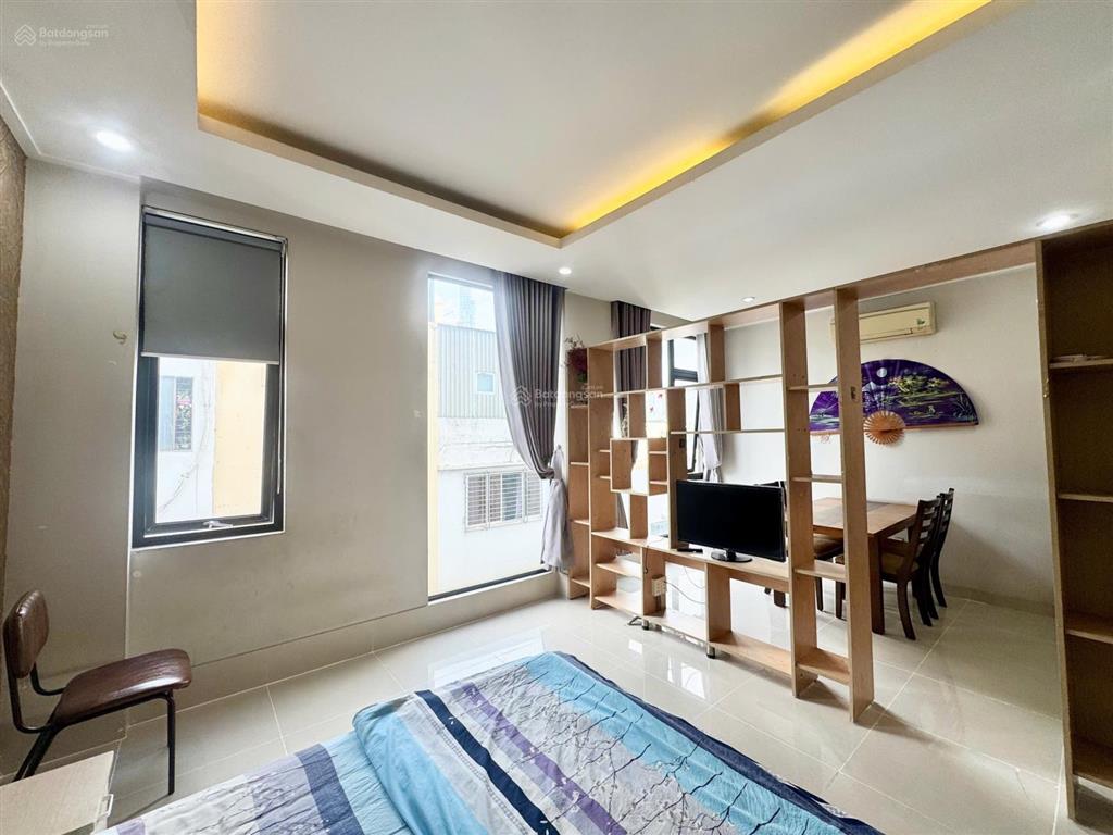 Căn stu cửa sổ view kính ngay ngã tư hàng xanh, full nt có thang máy đi bộ qua hutech chỉ tính điện