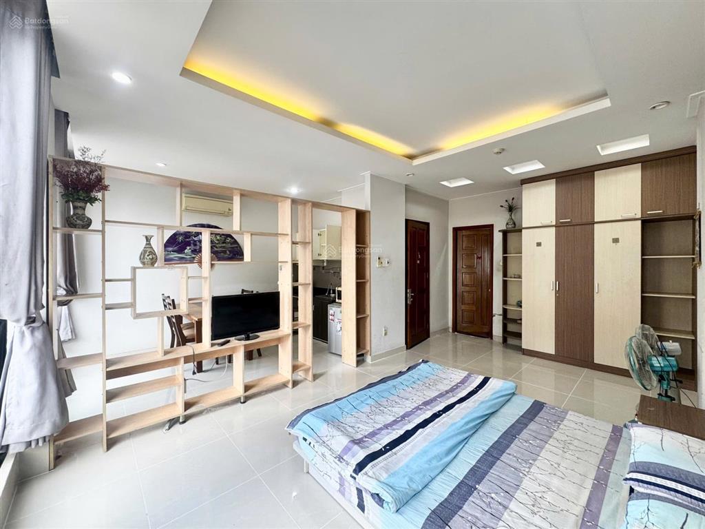 Căn stu cửa sổ view kính ngay ngã tư hàng xanh, full nt có thang máy đi bộ qua hutech chỉ tính điện