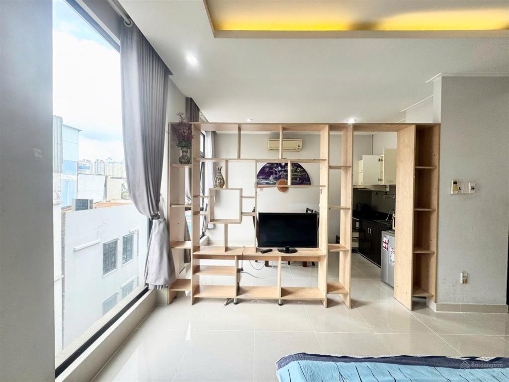 Căn stu cửa sổ view kính ngay ngã tư hàng xanh, full nt có thang máy đi bộ qua hutech chỉ tính điện