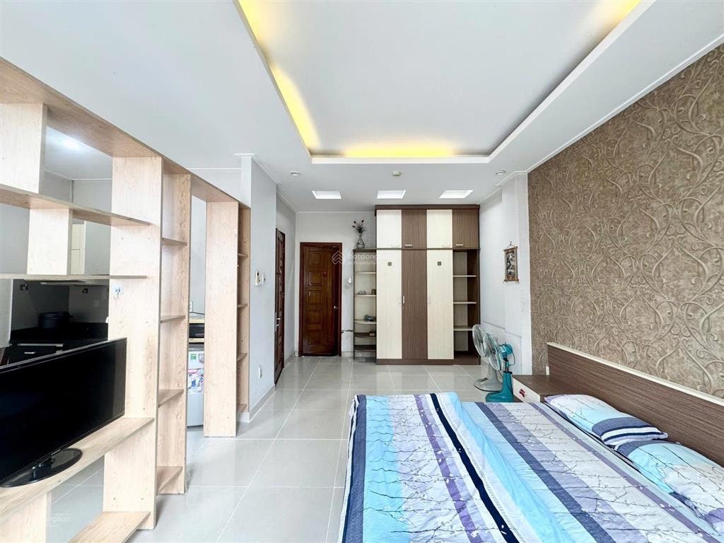 Căn stu cửa sổ view kính ngay ngã tư hàng xanh, full nt có thang máy đi bộ qua hutech chỉ tính điện
