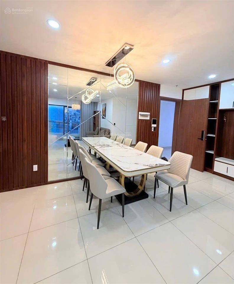 Còn xót lại hiếm có căn này. vị trí trung tâm gần các trung tâm hành chính. phù hợp mua ở
