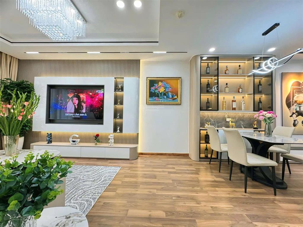 6 tỷ + bán căn hộ 2 ngủ  83m2, tầng trung  full nội thất như hình
