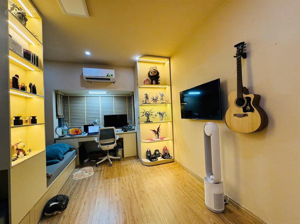 Chính chủ bán căn hộ oriental plaza, 82m, 2 phòng ngủ sáng, view đông nam $ 3.9 tỷ tuấn 0901 499 ***
