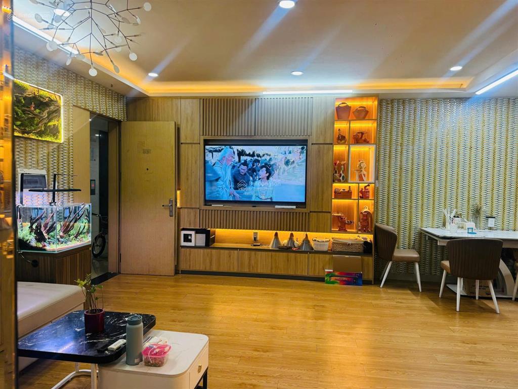 Chính chủ bán căn hộ oriental plaza, 82m, 2 phòng ngủ sáng, view đông nam $ 3.9 tỷ tuấn 0901 499 ***