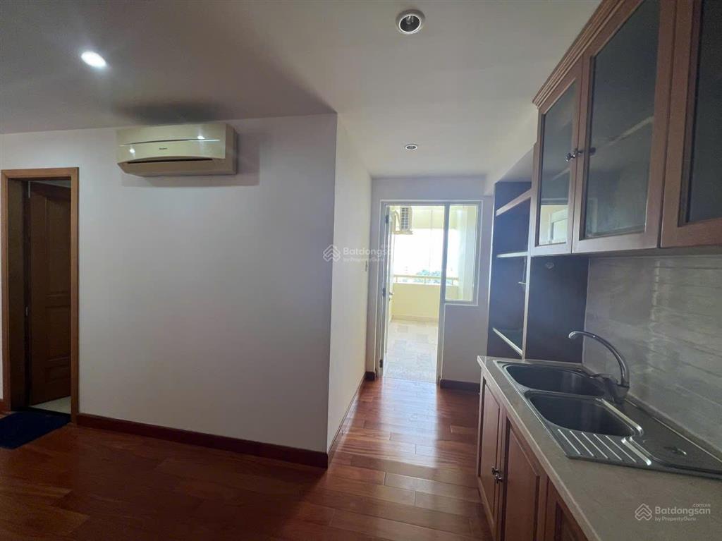 Chính chủ bán căn hộ hùng vương plaza, 130m, 3 phòng ngủ, 3wc, sổ hồng, giá 9.9 tỷ tuấn 0901 499 ***
