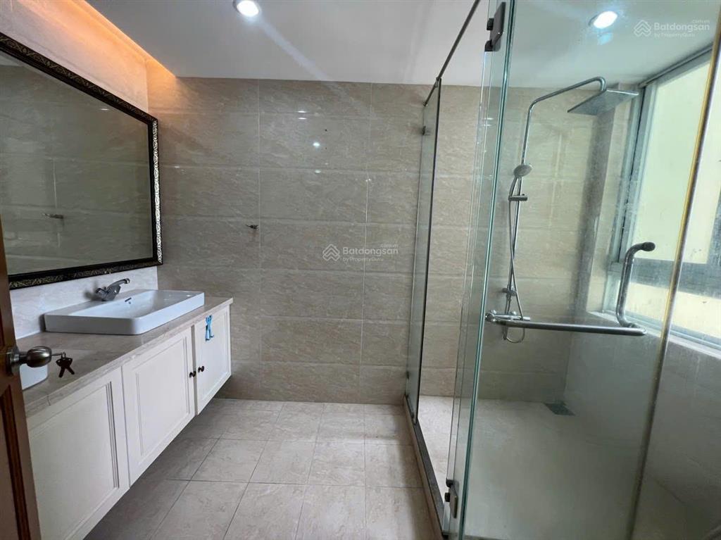 Chính chủ bán căn hộ hùng vương plaza, 130m, 3 phòng ngủ, 3wc, sổ hồng, giá 9.9 tỷ tuấn 0901 499 ***