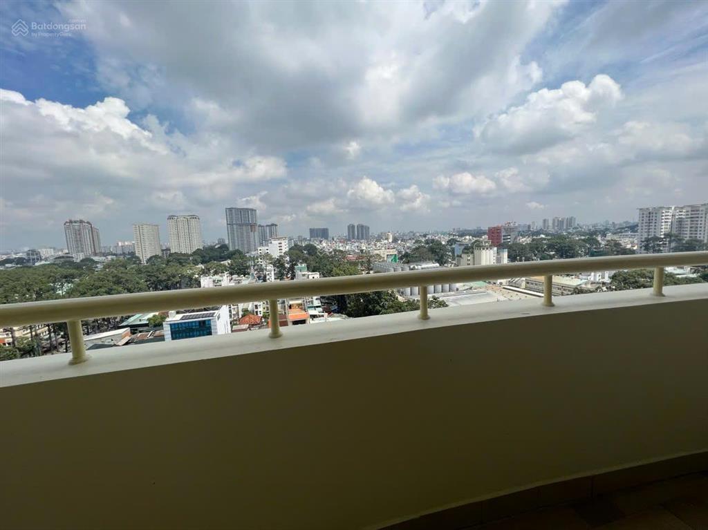 Chính chủ bán căn hộ hùng vương plaza, 130m, 3 phòng ngủ, 3wc, sổ hồng, giá 9.9 tỷ tuấn 0901 499 ***