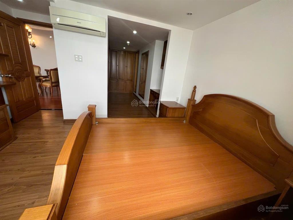 Chính chủ bán căn hộ hùng vương plaza, 130m, 3 phòng ngủ, 3wc, sổ hồng, giá 9.9 tỷ tuấn 0901 499 ***