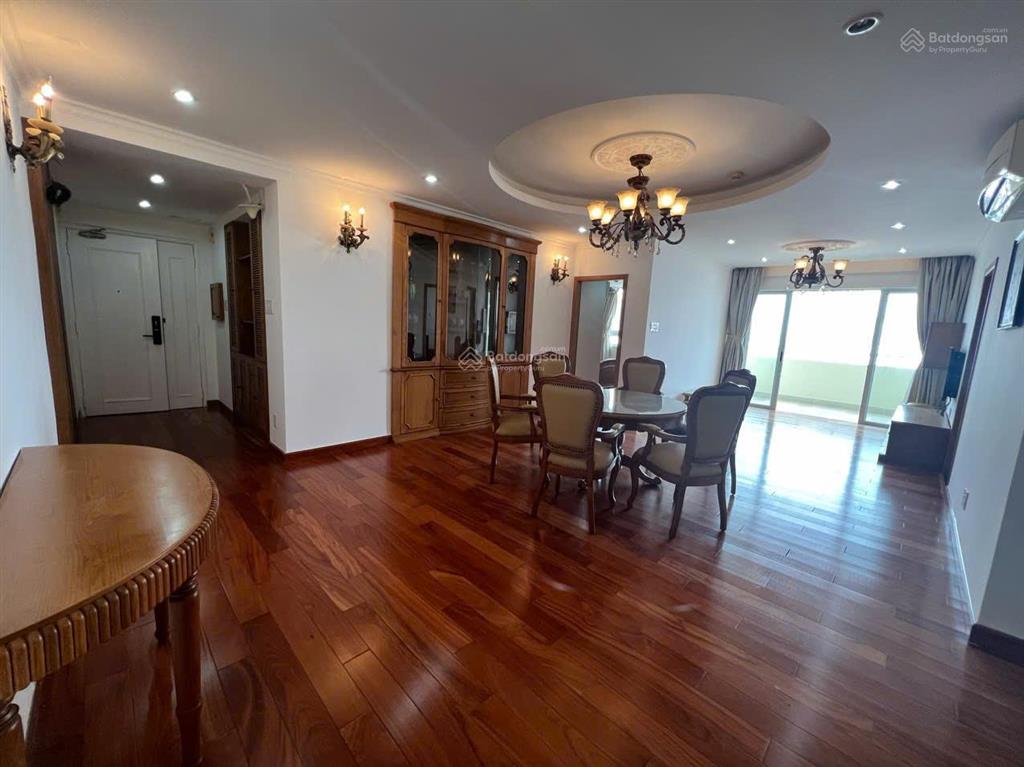Chính chủ bán căn hộ hùng vương plaza, 130m, 3 phòng ngủ, 3wc, sổ hồng, giá 9.9 tỷ tuấn 0901 499 ***