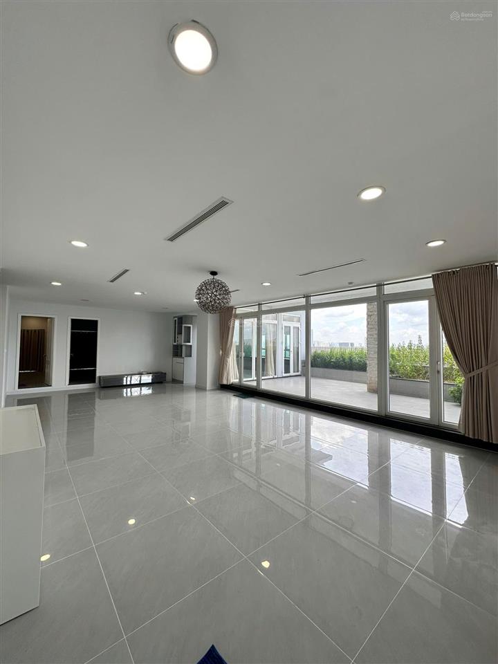 Chính chủ bán penthouse cao ốc phú nhuận, 370m, 3 phòng ngủ 4wc, sổ hồng, giá 20 tỷ tuấn 0901 499 ***
