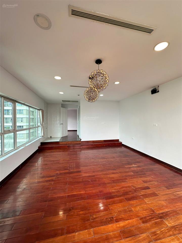 Chính chủ bán penthouse cao ốc phú nhuận, 370m, 3 phòng ngủ 4wc, sổ hồng, giá 20 tỷ tuấn 0901 499 ***