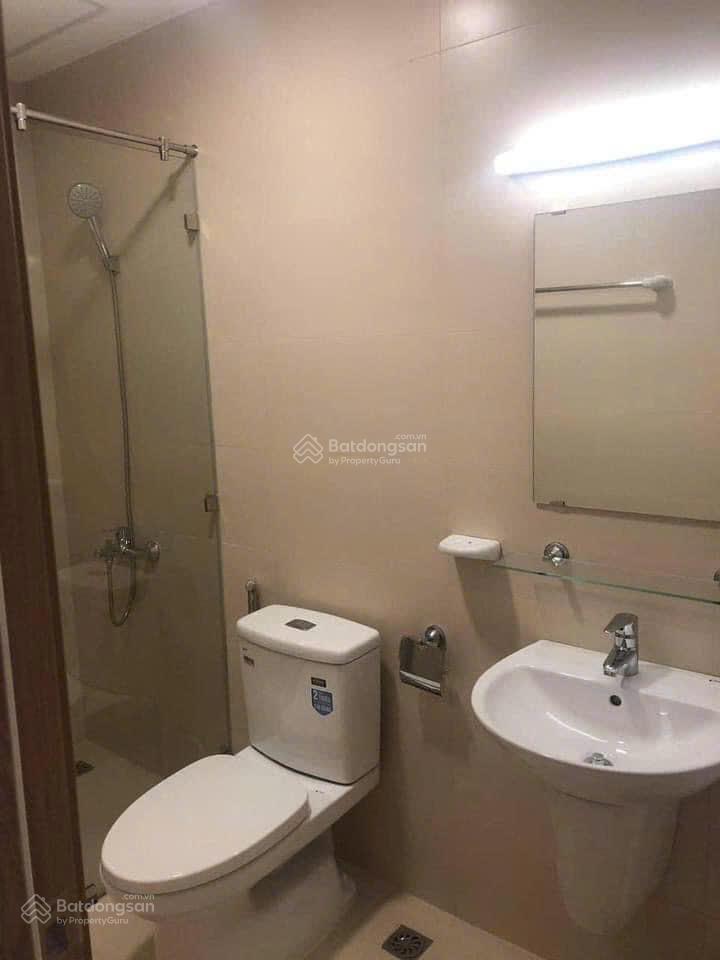 Nhà mình cần bán căn hộ era lạc long quân, 62m 2 phòng ngủ, có ban công, giá 2.7 tỷ tuấn 0901 499 ***