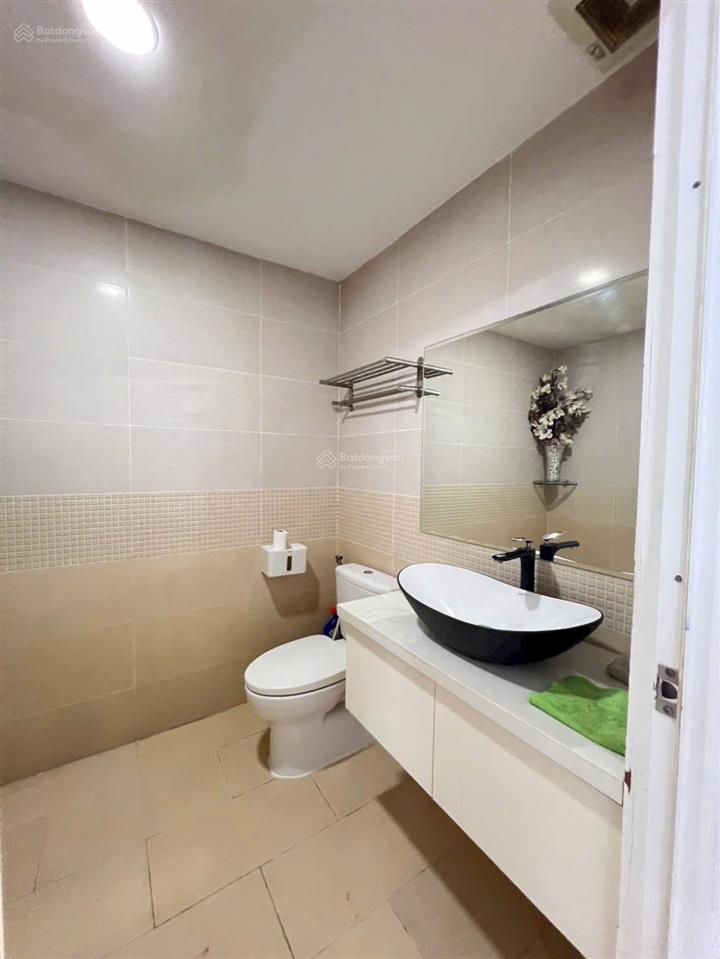 Bán căn hộ oriental plaza, 105m2, 3 phòng ngủ, có ban công phòng khách, giá 4.8 tỷ tuấn 0901 499 ***