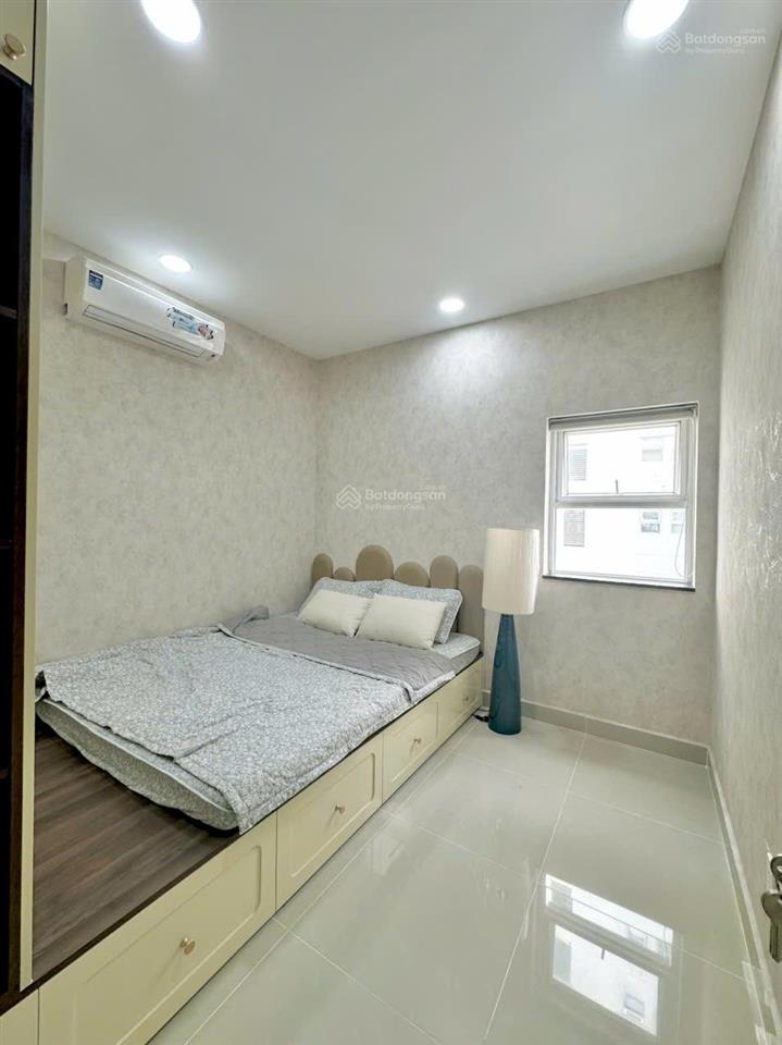 Bán căn hộ oriental plaza, 105m2, 3 phòng ngủ, có ban công phòng khách, giá 4.8 tỷ tuấn 0901 499 ***