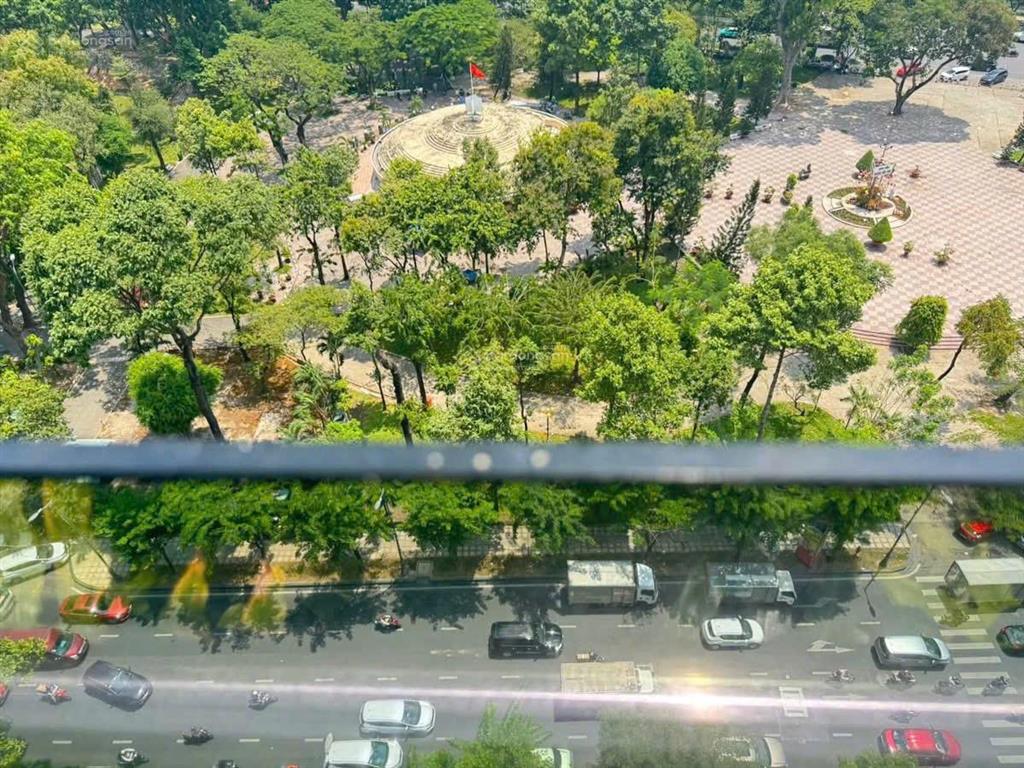 Chính chủ bán căn hộ park legend, 100m 3 phòng ngủ, ban công ra công viên, giá 9 tỷ tuấn 0901 499 ***