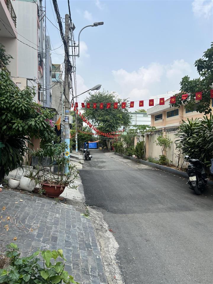 Hàng hiếm  vị trí rất đẹp gần đh hutech sau lưng căn mt nguyễn gia trí  đường 8m 4x16m 4 tầng