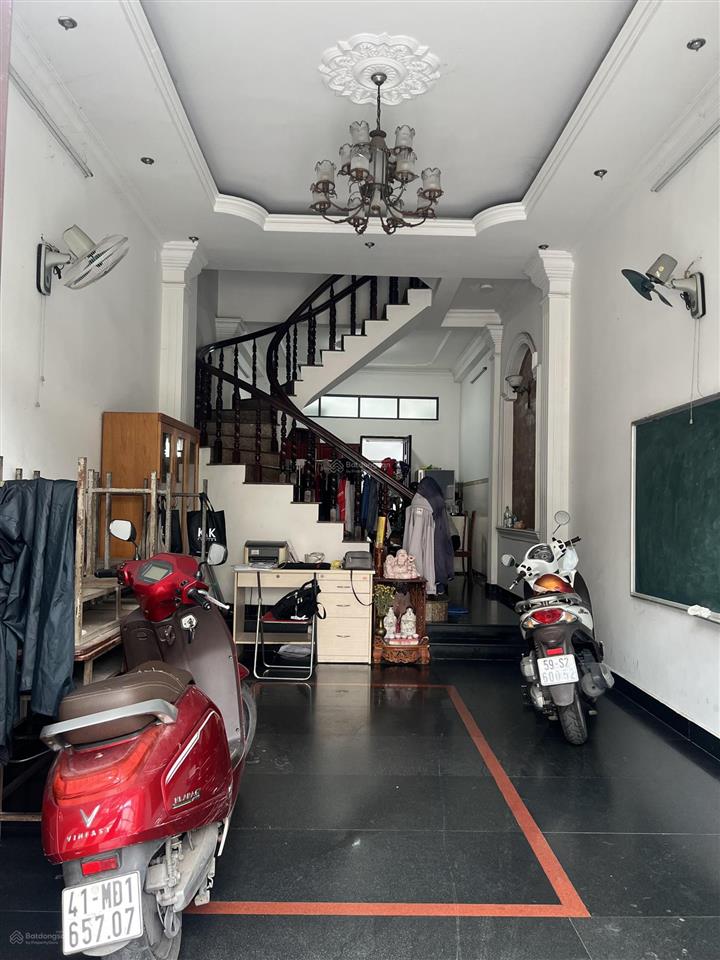 Hàng hiếm  vị trí rất đẹp gần đh hutech sau lưng căn mt nguyễn gia trí  đường 8m 4x16m 4 tầng