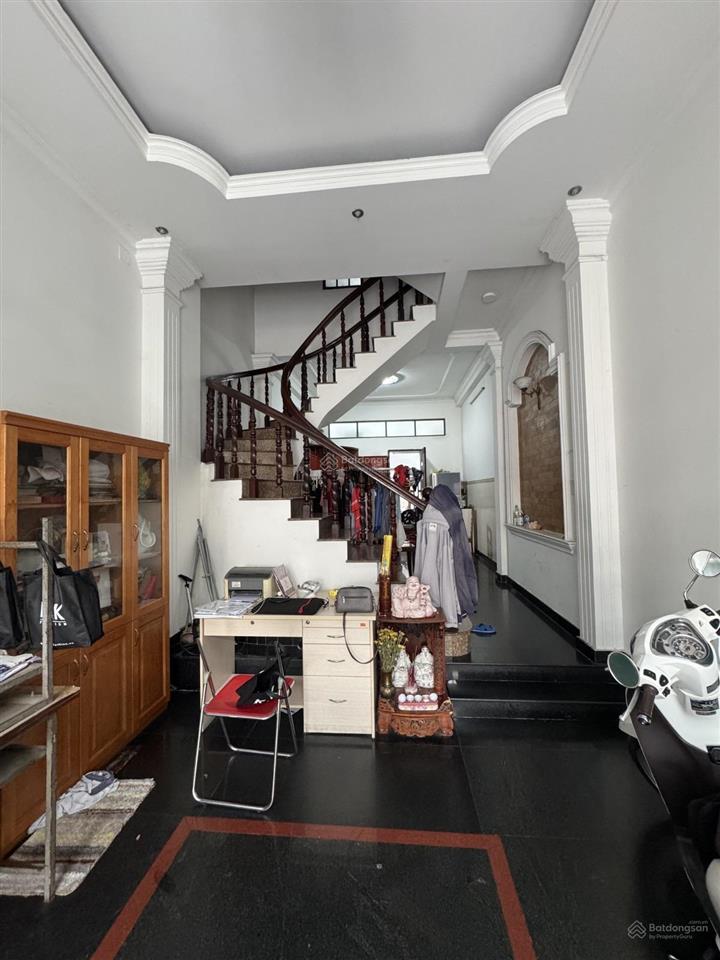 Hàng hiếm  vị trí rất đẹp gần đh hutech sau lưng căn mt nguyễn gia trí  đường 8m 4x16m 4 tầng