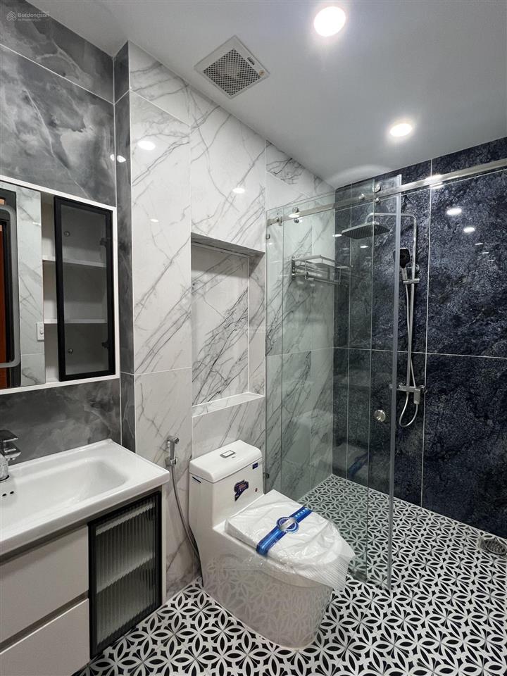 Chủ ngộp giảm mạnh 1,5 tỷ  chỉ nhỉnh 8t có nhà 6 tầng thang máy hẻm 1/ xe hơi nguyễn văn khối