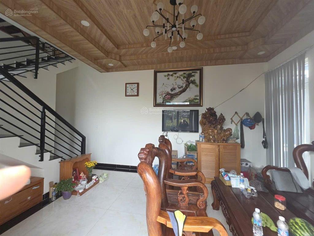 Cho thuê nhà nguyên căn có sân vườn 1000 m2. 40 tr/tháng. uyên 0948 676 ***