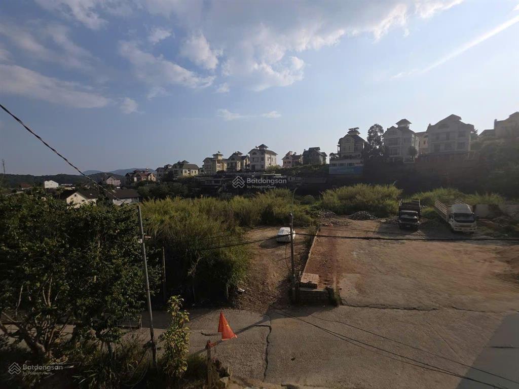 Cho thuê nhà nguyên căn có sân vườn 1000 m2. 40 tr/tháng. uyên 0948 676 ***