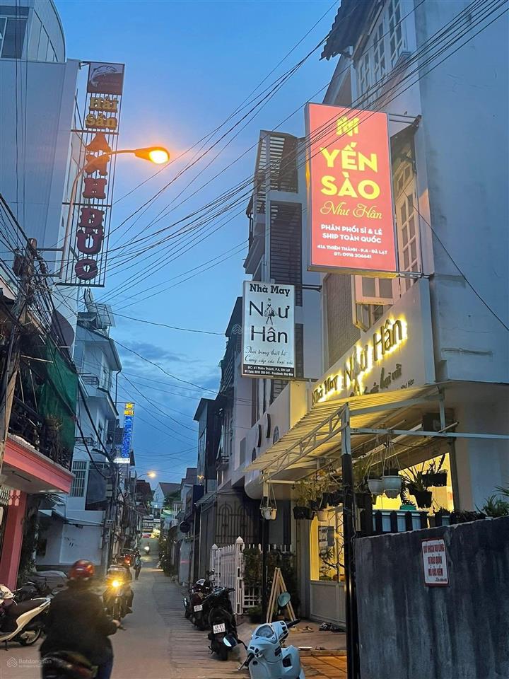 Cho thuê nhà trung tâm vừa ở vừa kinh doanh buôn bán. giá 20 tr. uyên 0948 676 ***