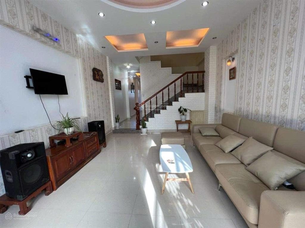 Cho thuê nhà nguyên căn sân đậu xe hơi phường 9 lữ gia đà lạt. uyên 0948 676 ***